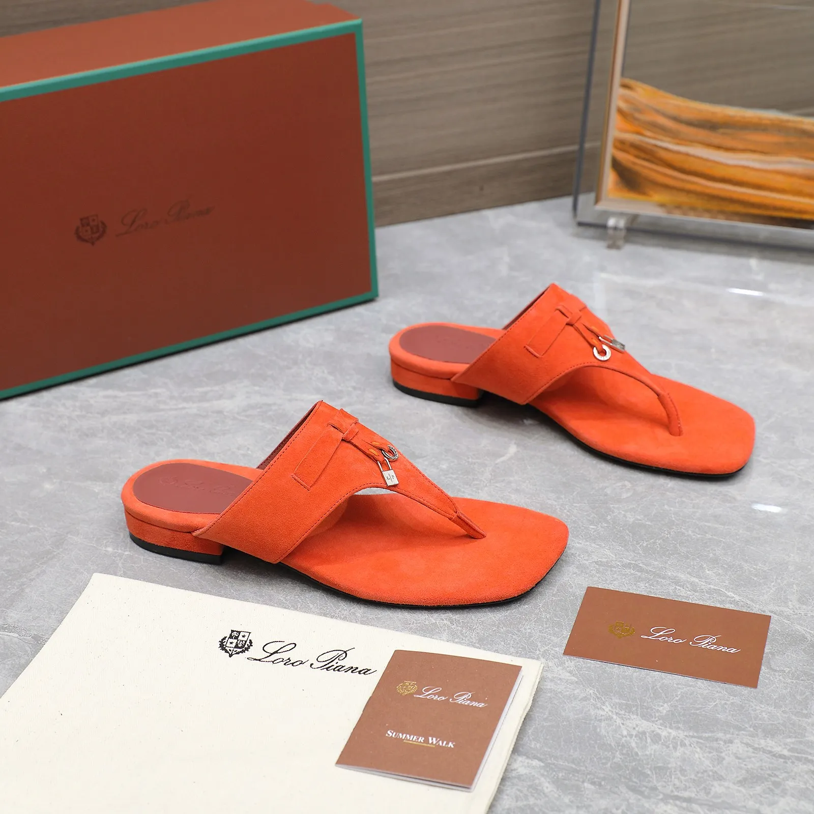 👟👟Ex-factory price 560👟👟 Purchasing-grade [Loro Piana] LP Mindil series T-strap thong sandals ✔️Top quality ✔️Soft sheep leather forms a tailor-made band that meets at the top of the upper and is fixed by a strong elastic ankle design. One is adorned with a discreet horn padlock, the other a gold circle badge. With its simple construction and sophisticated feel, these sandals are ideal for summer. ✔️Material: imported sheepskin fabric, sheepskin lining and feet ✔️Imported genuine leather outsole ✔️Code number: 35-42 (35/41/42 custom-made, non-refundable)